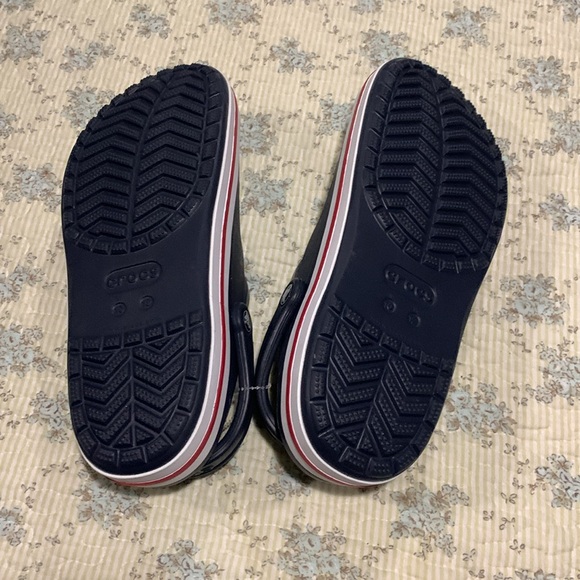 Crocs Men’s Size 10 NEW Navy Blue White Red Crocs on side Sporty & Comfortable - Picture 7 of 10